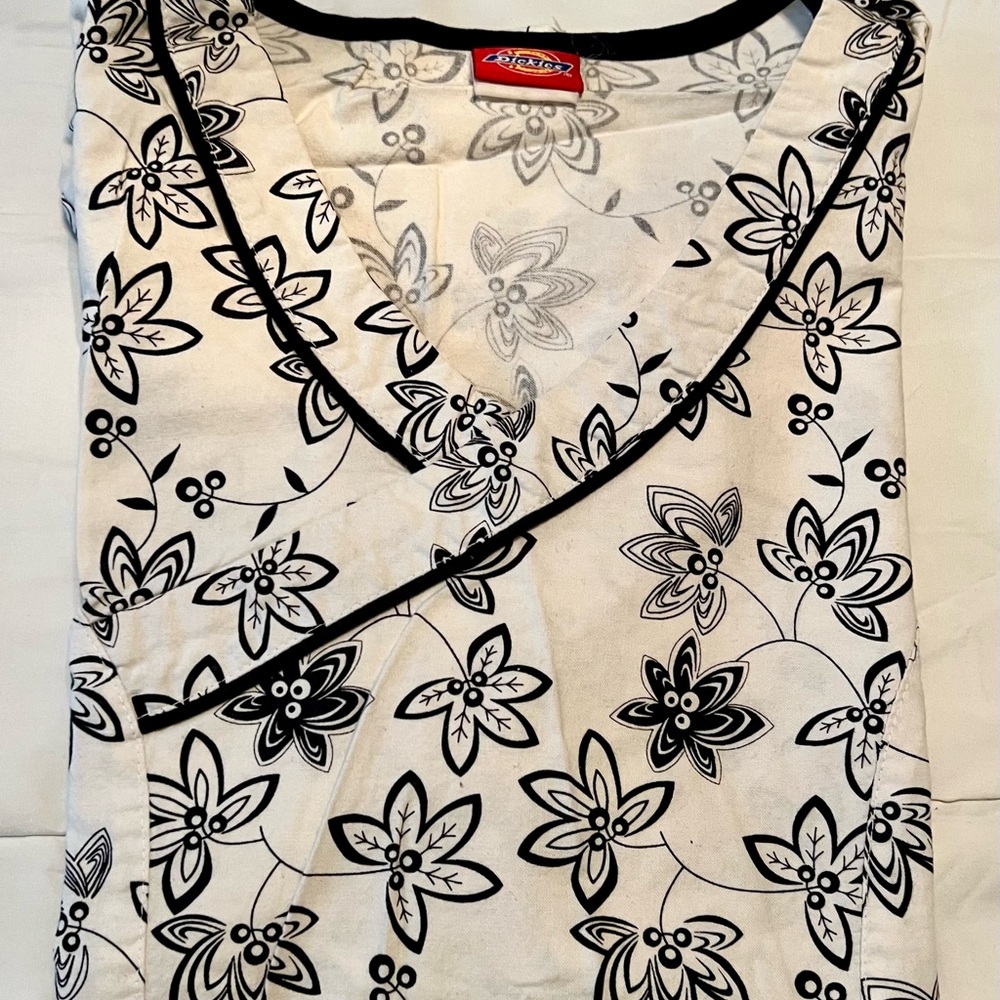 Dickies Gray Floral Scrub‎ Top